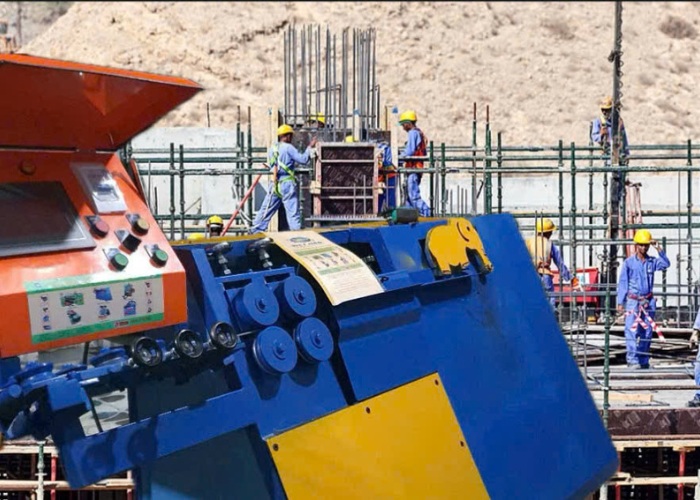 So sánh vui: một nhóm 5 người bẻ thủ công với 1 máy bẻ đai Việt Hàn ai thắng? 