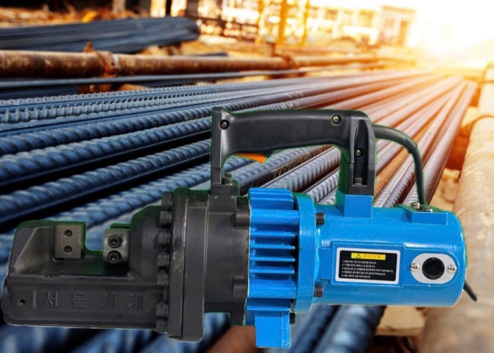 Một chủ thầu giữ chân được khách hàng lâu năm nhờ luôn đảm bảo tiến độ bằng máy móc.